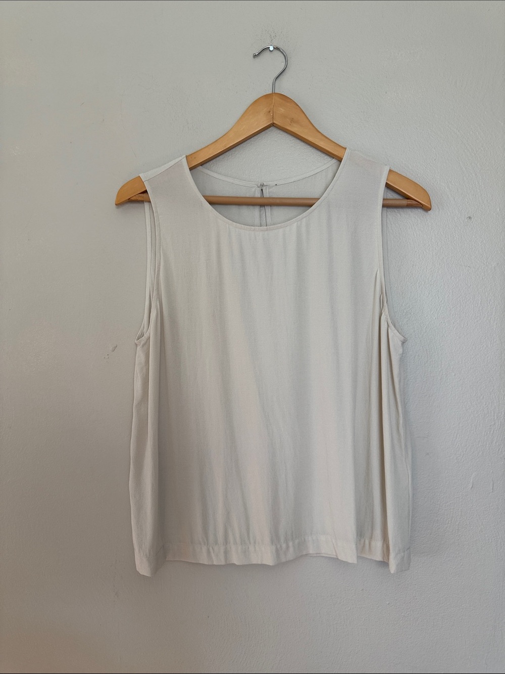Eileen Fischer Silk Classic Sleeveless Scoop Neck Top - Cream medium